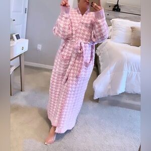 SKIMS Pink and White Houndstooth Robe (firm price)